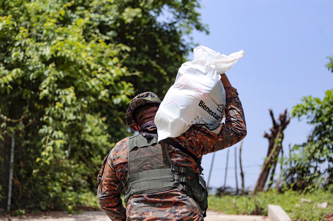 fuerza-armada-contribuye-con-la-distribucion-de-paquetes-alimentarios-a-familias-de-apastepeque